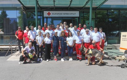 Gruppenfoto Mitarbeiter vor dem RK-Gebäude in Bulgarien