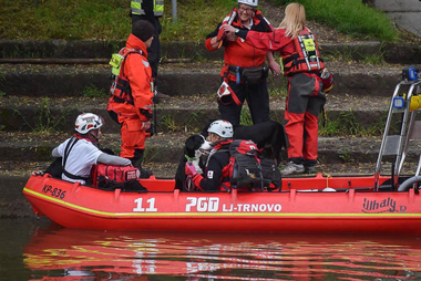 Mitglieder der Suchhundestaffel Baden steigen mit ihren Hunden in ein Boot.