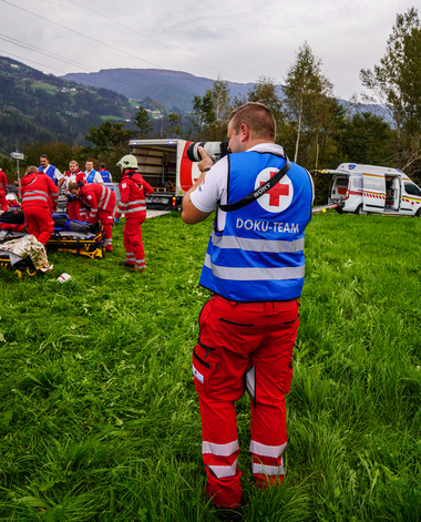 Fotograf des Roten Kreuzes vor einem Übungsszenario