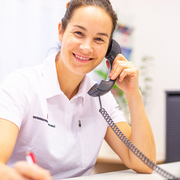 Rotkreuz-Mitarbeiterin am Telefon im Büro