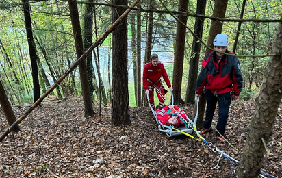 Bergrettungsübung im Wald