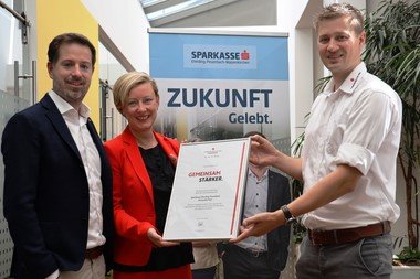 Vorstandsdirektor der Sparkasse Eferding-Peuerbach-Waizenkirchen Herr Mag. Gerald Schneeberger und Vorstandsvorsitzende Frau Mag. Michaela Schwinghammer-Hausleithner bei der Übergabe der Partnerschaftsurkunde durch Rotkreuz-Bezirksgeschäftsleiter Philipp Wiatschka. 