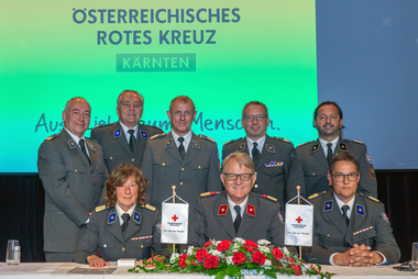 Gruppenfoto mit 8 Personen in Rotkreuz-Uniform