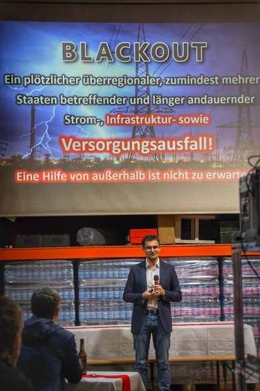 Fachvortrag vom Blackout- und Krisenvorsorgeexperten Herbert Saurugg für Rotkreuz-Mitarbeiter:innen im neuen Eferdinger Katastrophenhilfsdienstlager