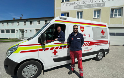 Rotkreuz-Bezirksstellenleiter-Stv. Martin Bauer (im Fahrzeug) und Stefan Piller erfüllten mit der Fahrt mit dem Kinderburg mobil nach Mariazell einen besonderen Herzenswunsch.