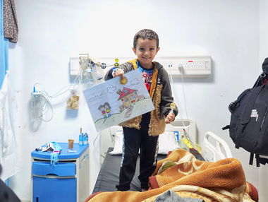 Lächelndes Kind im Krankenhaus in Gaza