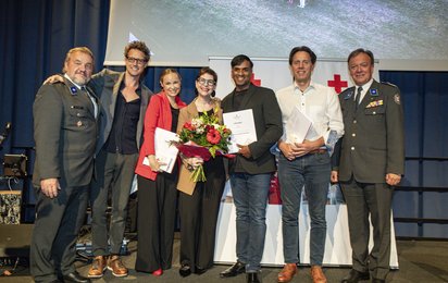 © RKNÖ/M.Hechenberger Ehrungsfoto mit Präsident und den Künstler:innen vom Benefizkonzert.