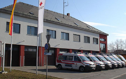 Gebäude der Bezirksstelle Oberpullendorf mit Flotte der Rettungswagen