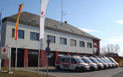 Gebäude der Bezirksstelle Oberpullendorf mit Flotte der Rettungswagen