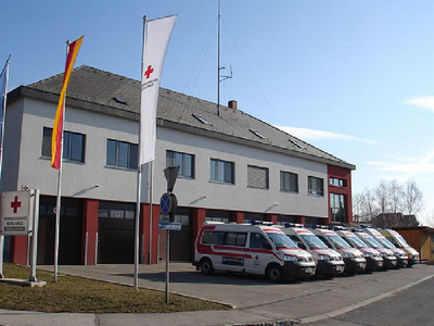 Gebäude der Bezirksstelle Oberpullendorf mit Flotte der Rettungswagen