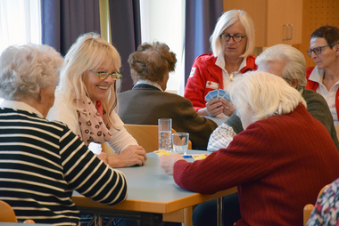 Kartenspielen beim Seniorentreff