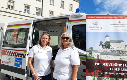 Das Kinderburgmobil, ein eigens ausgestatteter Krankentransportwagen wird präsentiert