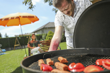 Ein Mann verbrennt sich beim Grillen.