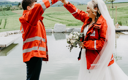 Sarah und Wolfgang Mitterhauser bei ihrer Hochzeit in der Rotkreuzjacke