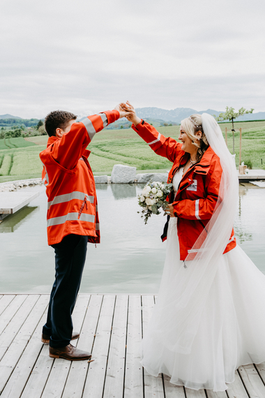 Sarah und Wolfgang Mitterhauser bei ihrer Hochzeit in der Rotkreuzjacke