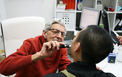 Der pensionierte Arzt Dr. Shiraz Rabady untersucht einen Patienten.