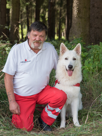 Helfer Gerhard mit weißen schweizer Schäfer Yuky