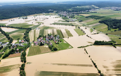 Bild aus Vogelperspektive zeigt Hochwasser im Burgenland