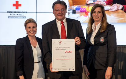 Bundesministerin Susanne Raab, Präsident Josef Schmoll und Christine Werner-Pickart, Rotes Kreuz Niederösterreich