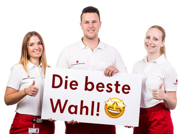 Drei junge Menschen in Rot-Kreuz Uniform halten ein Schild mit dem Schriftzug: Die beste Wahl!