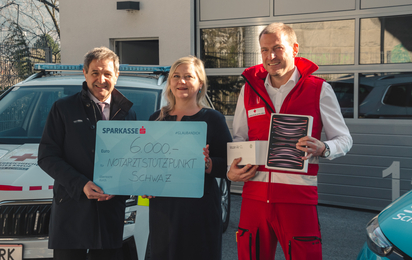 Helmut Rainer, Astrid Stecher und Frank Dieterich mit einem Scheck über 6000€ in der Hand