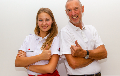 Caroline und Fritz zusammen bei der Ausbildung zum/zur Rettungssanitäter:in.