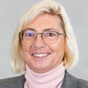 Portraitfoto von ÖRK-Vizepräsidentin Elisabeth Stadler. Sie lächelt in die Kamera.