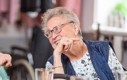 Zwei lachende ältere Damen im Seniorencafe.