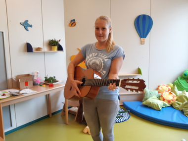 Denise ist Kindergartenpädagogin im Kinderbetreuungszentrum Seifenblase des Roten Kreuzes Tirol. Sehr gerne spielt sie den Kindern auf der Gitarre vor