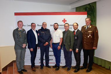 Gruppenbild mit Major Jürgen Wagner, LAbg Günter Pröller, Bez. Pol. Kdt Obstlt. Erwin Pilgerstorfer, ASB-Obmann Anton Mayr, RK-Bezirksstellenleiter BH Dr. Paul Gruber, RK-Bezirksgeschäftsleiter Peter Haslinger, BezFWKdt OBR Ing. Johannes Enzenhofer