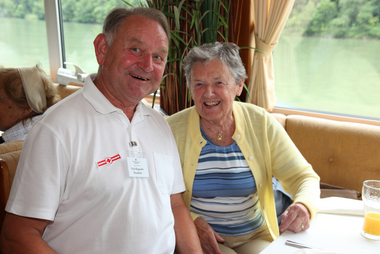 Betreutes Reisen, Juli 2011. Schiffsreise von Passau nach Linz. Ein Mitarbeiter des ÖRK mit einer Seniorin.