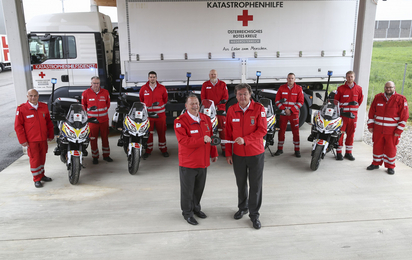 Schlüsselübergabe an die Motorradstaffel des Roten Kreuzes NÖ durch Präsident Josef Schmoll (rechts vorne) und Kommandant der Sondereinheiten Harald Frimmel, Rotes Kreuz Niederösterreich.