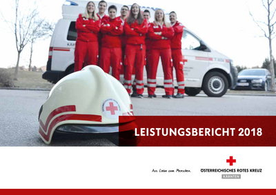 Katalogtitelseite des Leistungsberichtes 2018, im Vordergrund ein Helm mir Rotkreuz-Logo, verschwommen in Hintergrund ein Rettungsauto und eine Gruppe Sanitäter und Sanitäterinnen