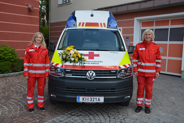 Katrin Hieslmayr und Maria Köberl mit dem neu gesegneten Einsatzfahrzeug der Ortsstelle Grünburg