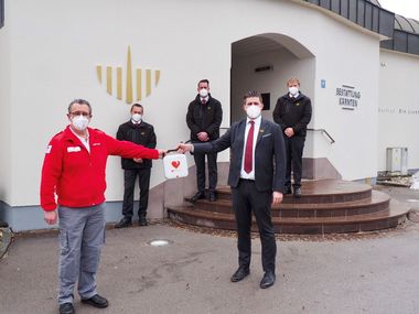 Ewald Hemet, Lehrsanitäter vom Roten Kreuz Kärnten, bei der Defi-Übergabe in Villach