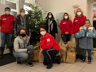 Gruppenfoto mit Damen und Spenden für die Team Österreich Tafel