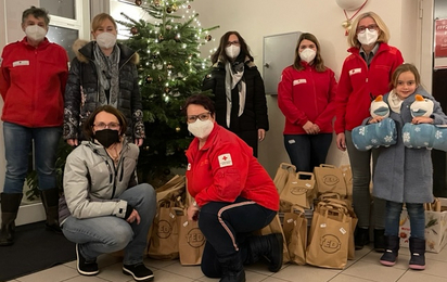 Gruppenfoto mit Damen und Spenden für die Team Österreich Tafel