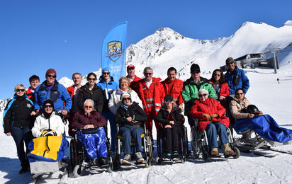 MS-Gruppe im Skigebiet der Mayrhofner Bergbahnen bei einem Ausflug mit speziellen Schlitten