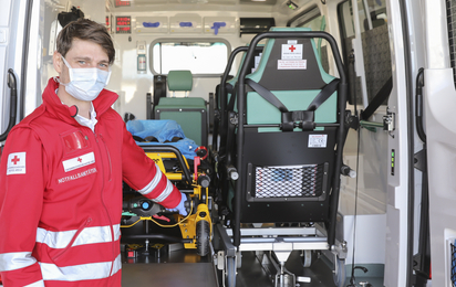 Krankentransportwagen mit Sanitäter