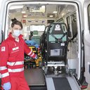 Krankentransportwagen mit Sanitäter