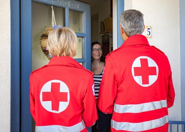 Mitarbeiter:innen besuchen Sie zu Hause und bitten um Ihre Mitgliedschaft – Bargeld wird keines angenommen.