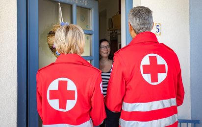 Mitarbeiter:innen besuchen Sie zu Hause und bitten um Ihre Mitgliedschaft – Bargeld wird keines angenommen.