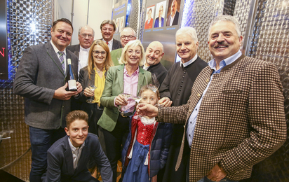 Josef Dockner, Josef Dockner IV, Diözesanbischof Alois Schwarz, Landesrätin Ulrike Königsberger-Ludwig, Präsident Josef Schmoll, Rotes Kreuz Niederösterreich, Landeshauptfrau-Stv. Stephan Pernkopf, die beiden Rotkreuz-Weinpaten Prof. Elisabeth Stadler und Rudi Roubinek, Sarah Dockner, Abt Columban Luser und Sepp Dockner.