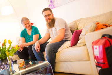 Ein First Responder ist soeben in der Wohnung der Patientin eingetroffen und leistet die erste medizinische Versorgung