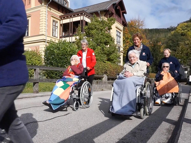 Freiwillige besuchen wöchentlich die Bewohner*innen des Seniorenwohnheimes und gehen mit ihnen spazieren