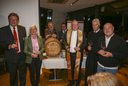 Der neue Rotkreuz-Wein wird gesegnet: Präsident Josef Schmoll, Rotes Kreuz NÖ, Rotkreuz-Weinpatin Prof. Elisabeth Stadler, Sepp Dockner, Josef Dockner, Diözesanbischof Alois Schwarz, Abt Columban Luser und Rotkreuz-Pate Rudi Roubinek