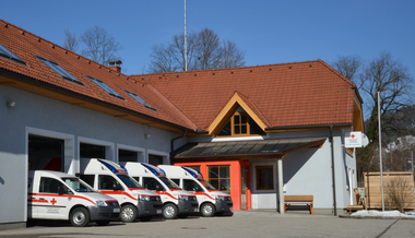 Garagen mit Fahrzeugen der Ortsstelle Weyer