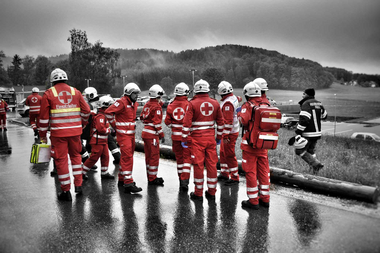 Ein Rettungsdienst-Team von der Ortsstelle St. Georgen i. Attergau bei einer Übung