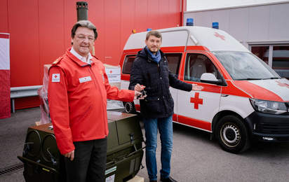 Präsident Josef Schmoll, Rotes Kreuz Niederösterreich, übergibt die Zeltheizungen und das Rettungsfahrzeug an den Ersten Botschaftssekretär Wolodymyr Kolomiez, Ukrainische Botschaft.