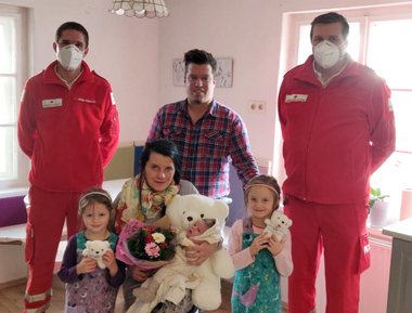 Am Foto beim Besuch der Familie zu Hause v.l.n.r.: Michael Gupper, Marlene, Elisabeth Strasser mit Matthias, Markus Spinotti, Maria, Peter Marzi